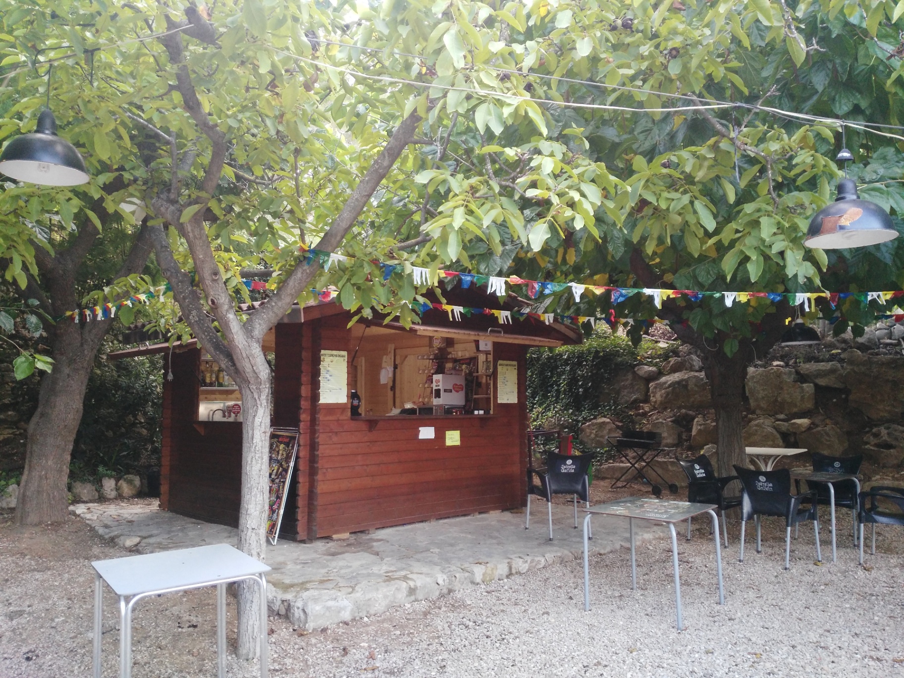 Chiringuito de madera con mesas y banderines