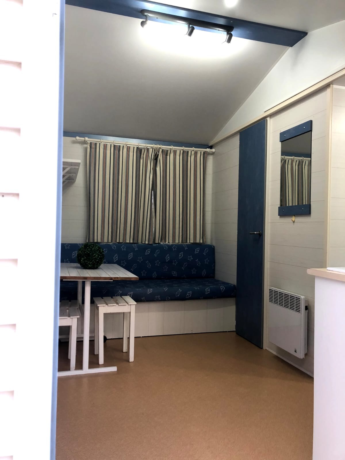 Salón comedor con sofá y mesa