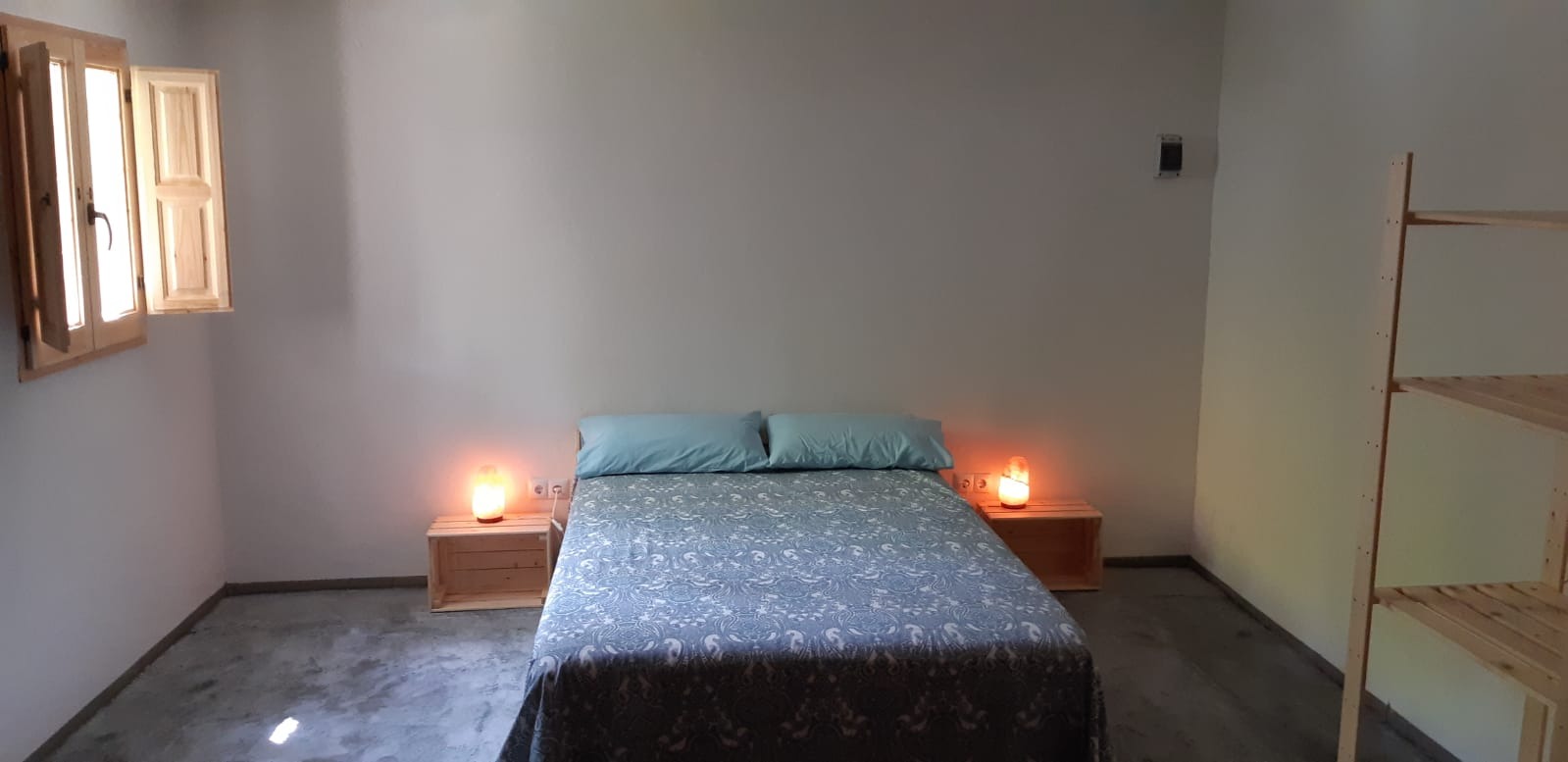 Dormitorio principal con cama doble
