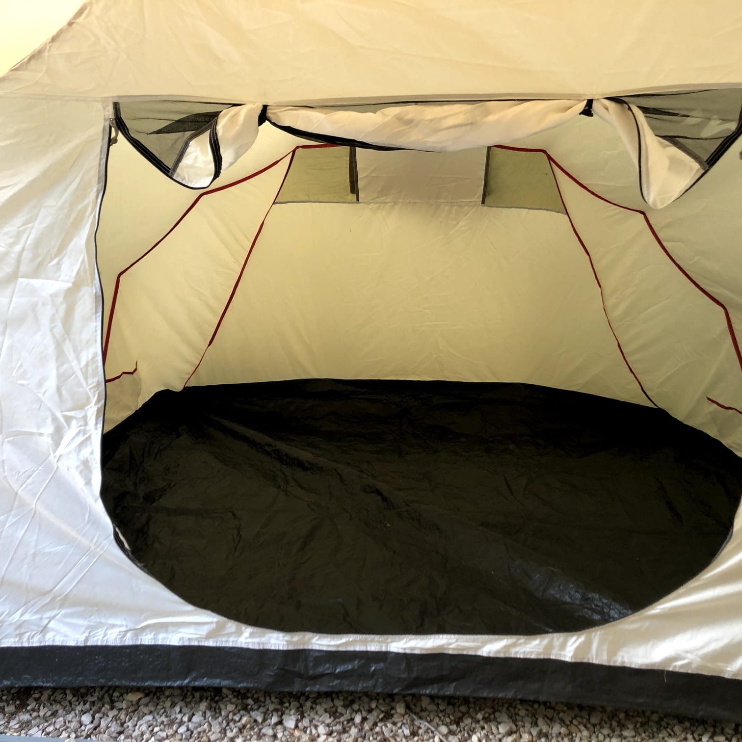 Habitación interior con suelo amplio para colchones