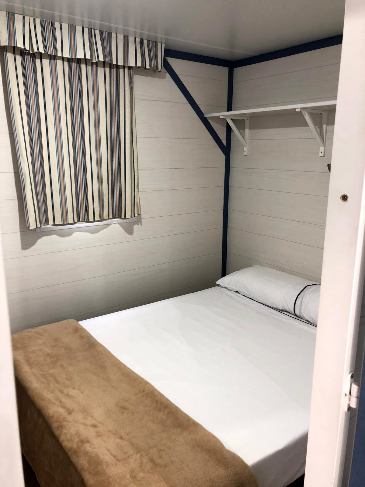Dormitorio principal con cama de matrimonio