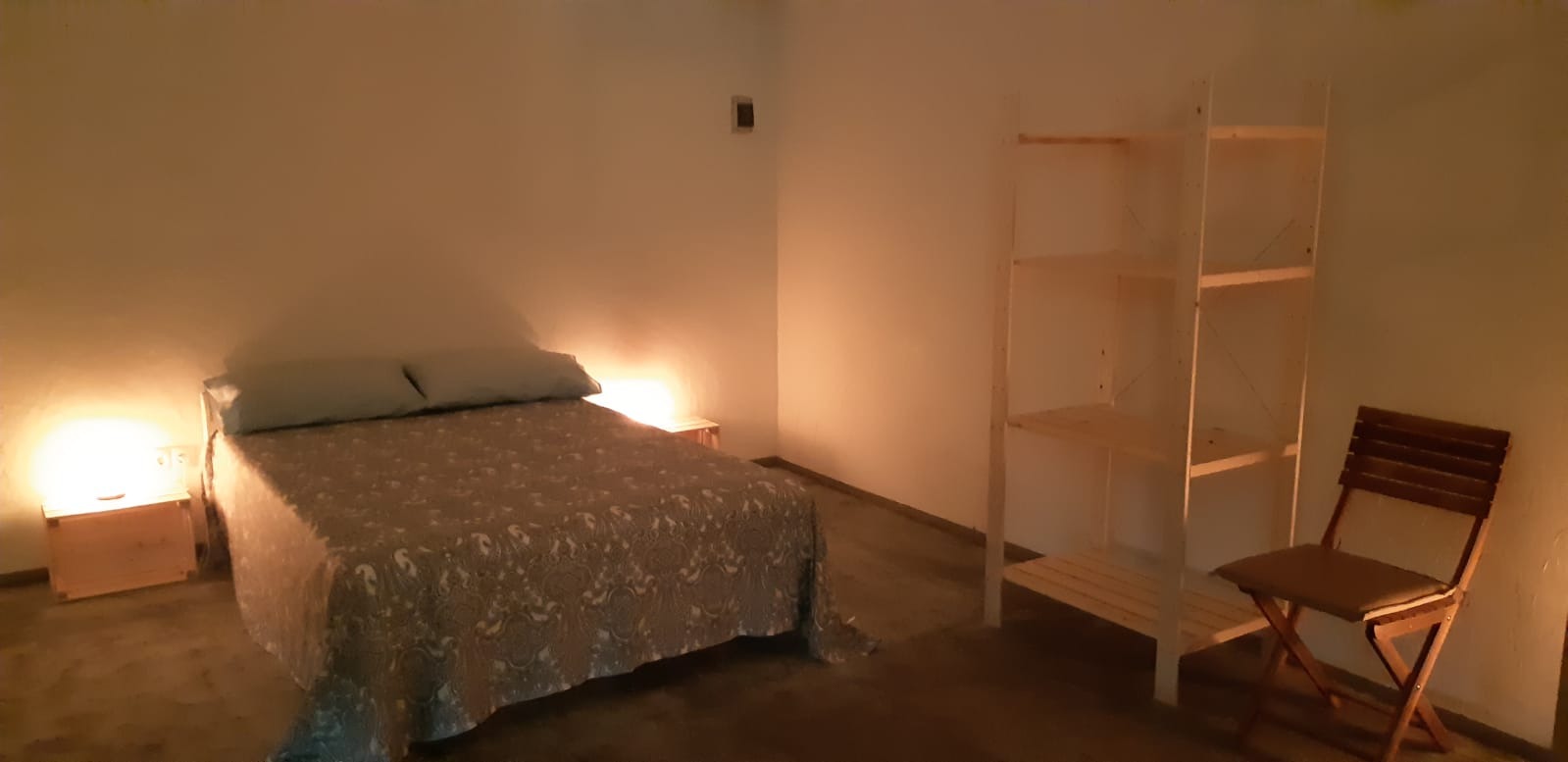 Dormitorio doble por la noche con luz cálida