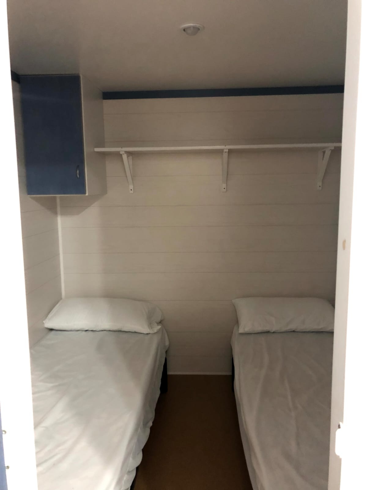 Dormitorio con dos camas individuales