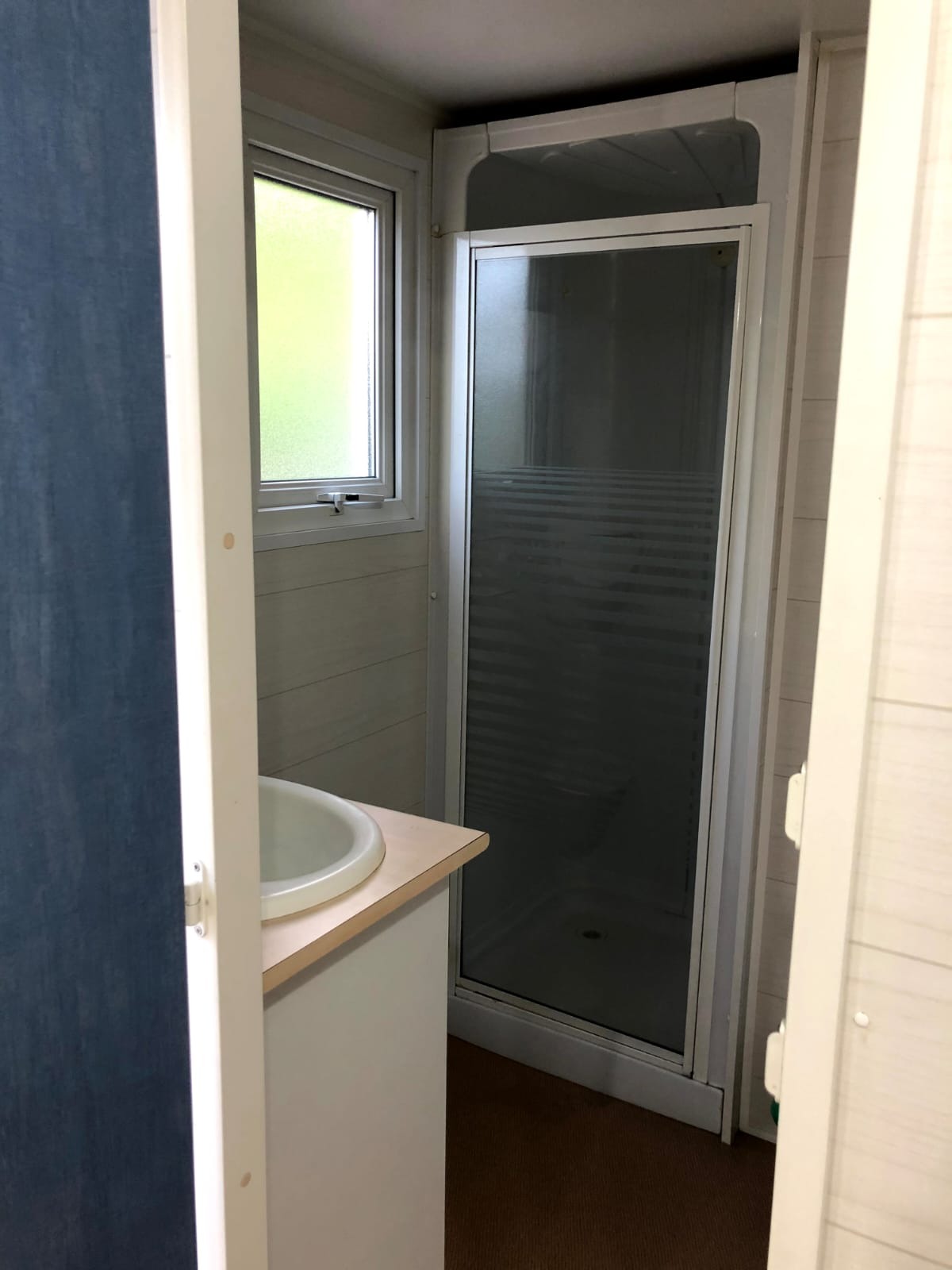 Baño con ducha y lavabo