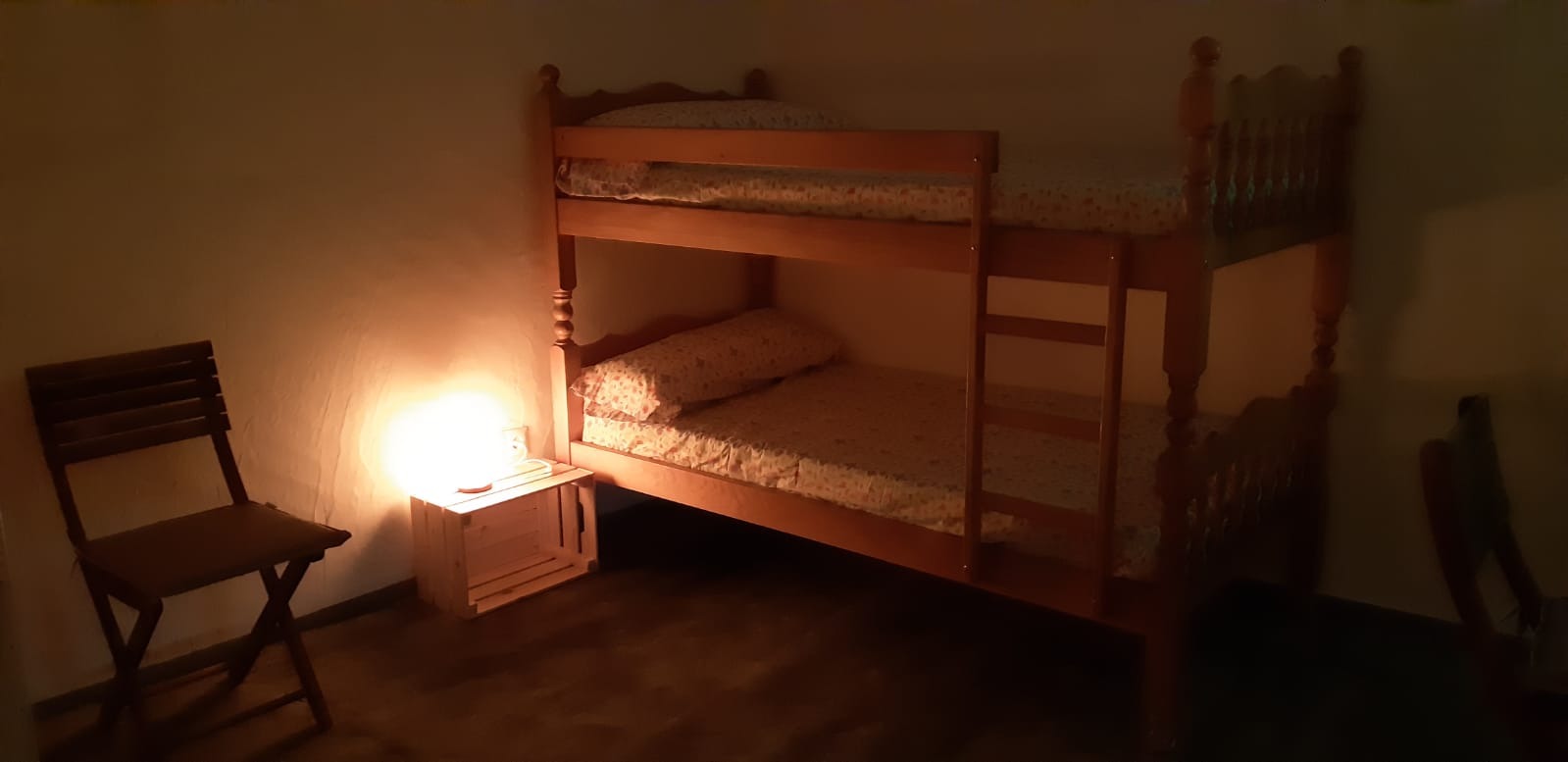 Litera por la noche con luz cálida