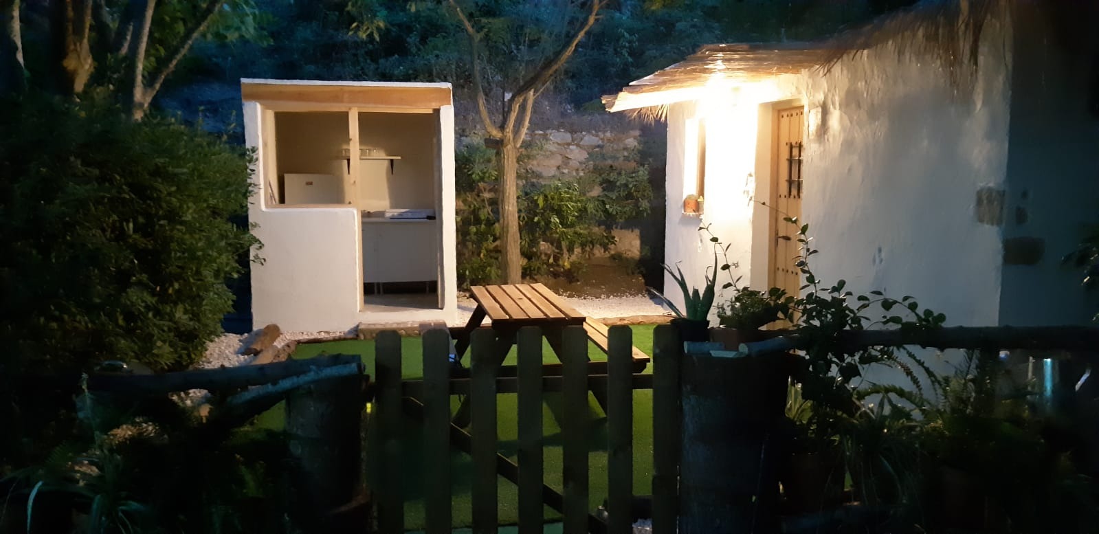 Exterior de la cabaña iluminado por la noche