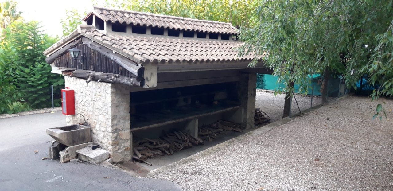 Paellero tradicional con tejado de teja