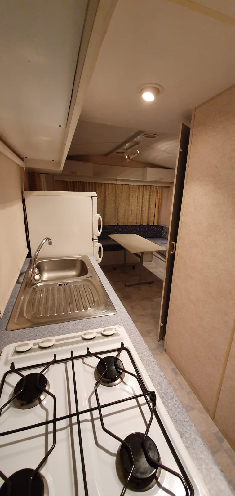 Cocina con fogones de gas y zona de comedor