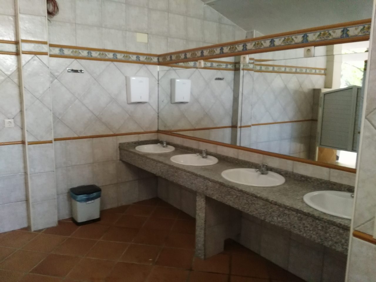Vestuarios con lavabos de granito y espejos