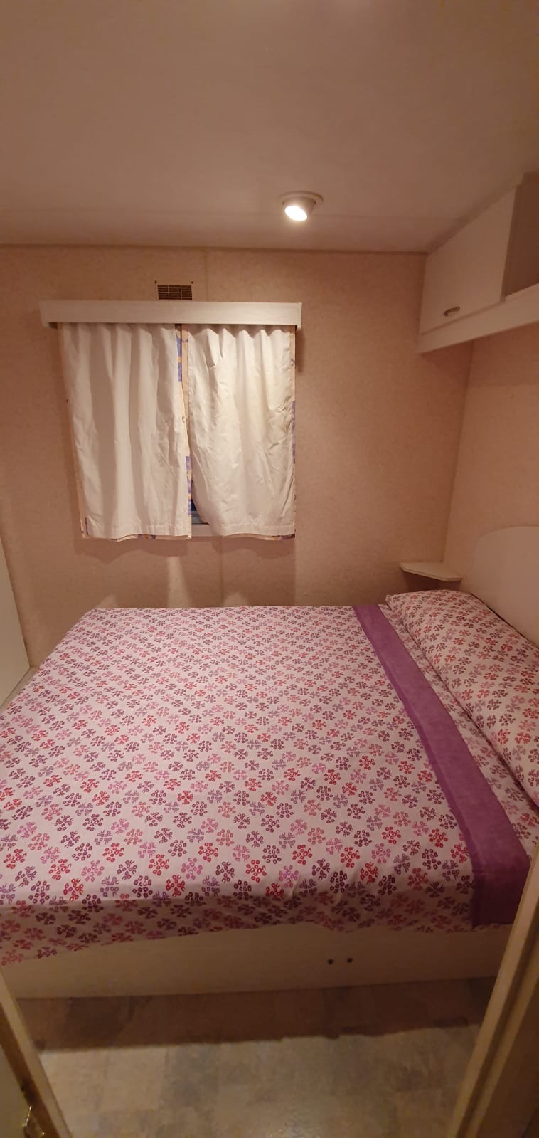 Dormitorio individual con cama doble