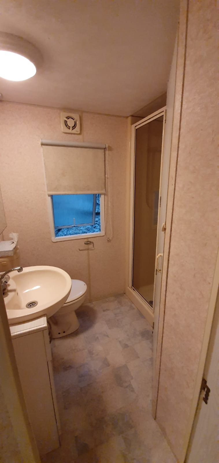 Baño completo con lavabo, WC y ducha