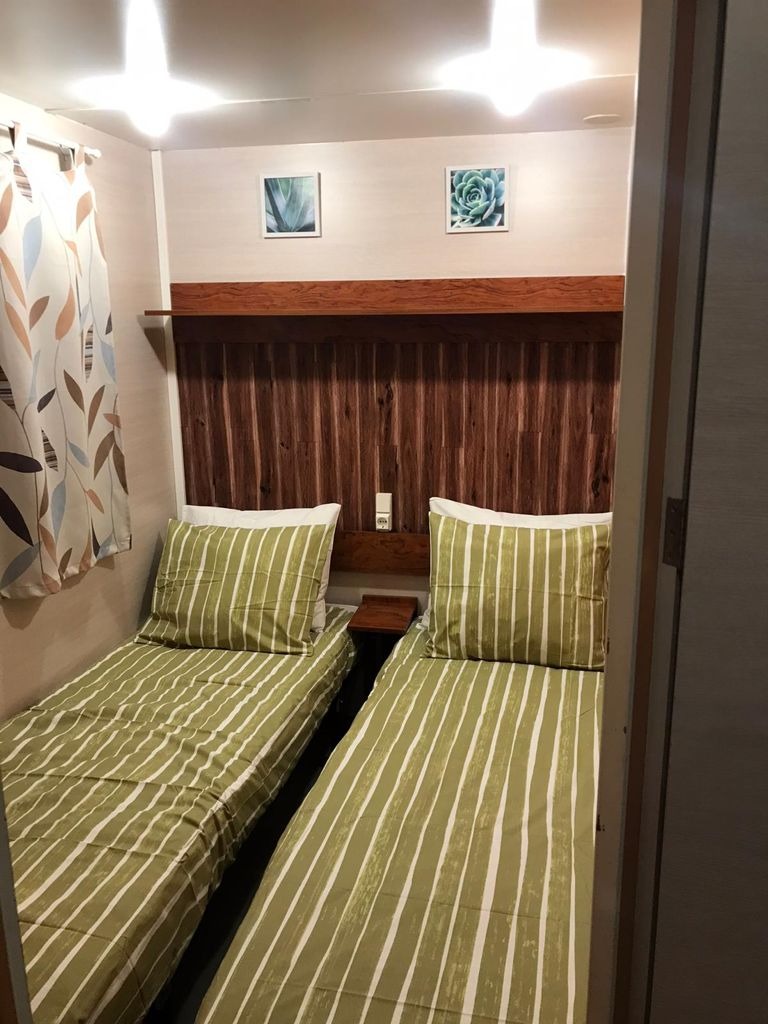 Dormitorio twin con detalles en madera