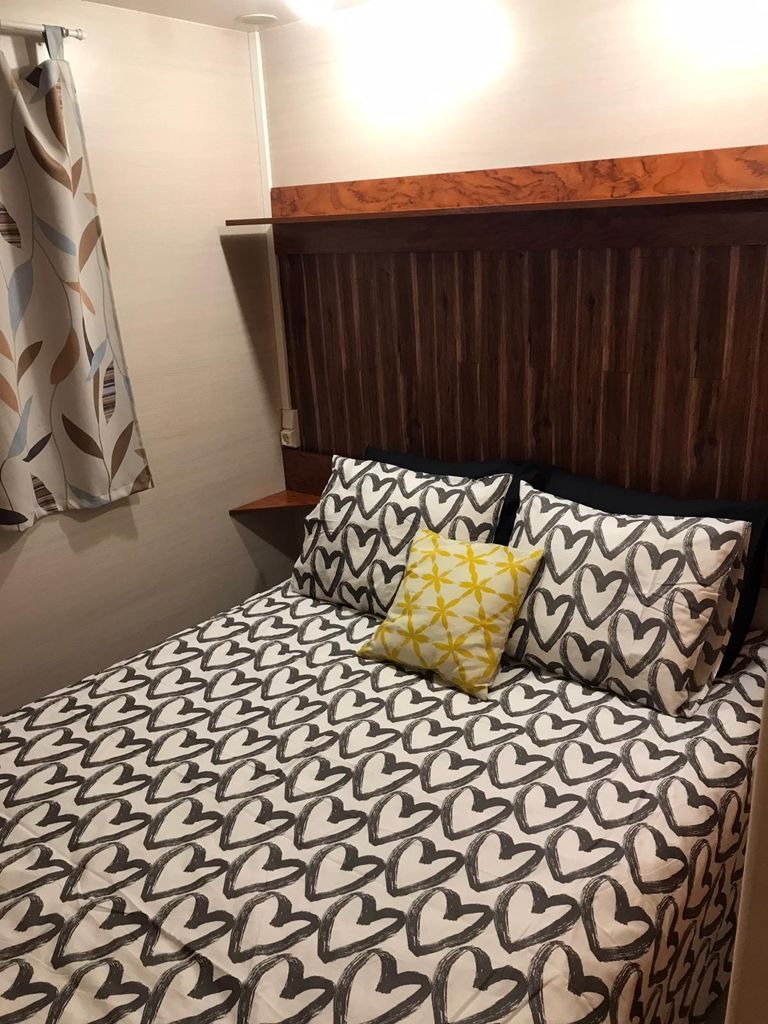 Dormitorio de matrimonio con cabecero de madera