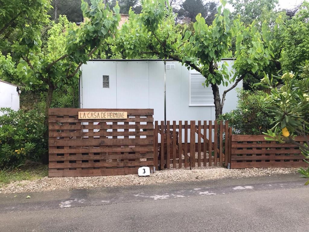 Mobile home con valla de madera y cartel La Casa de Hermione