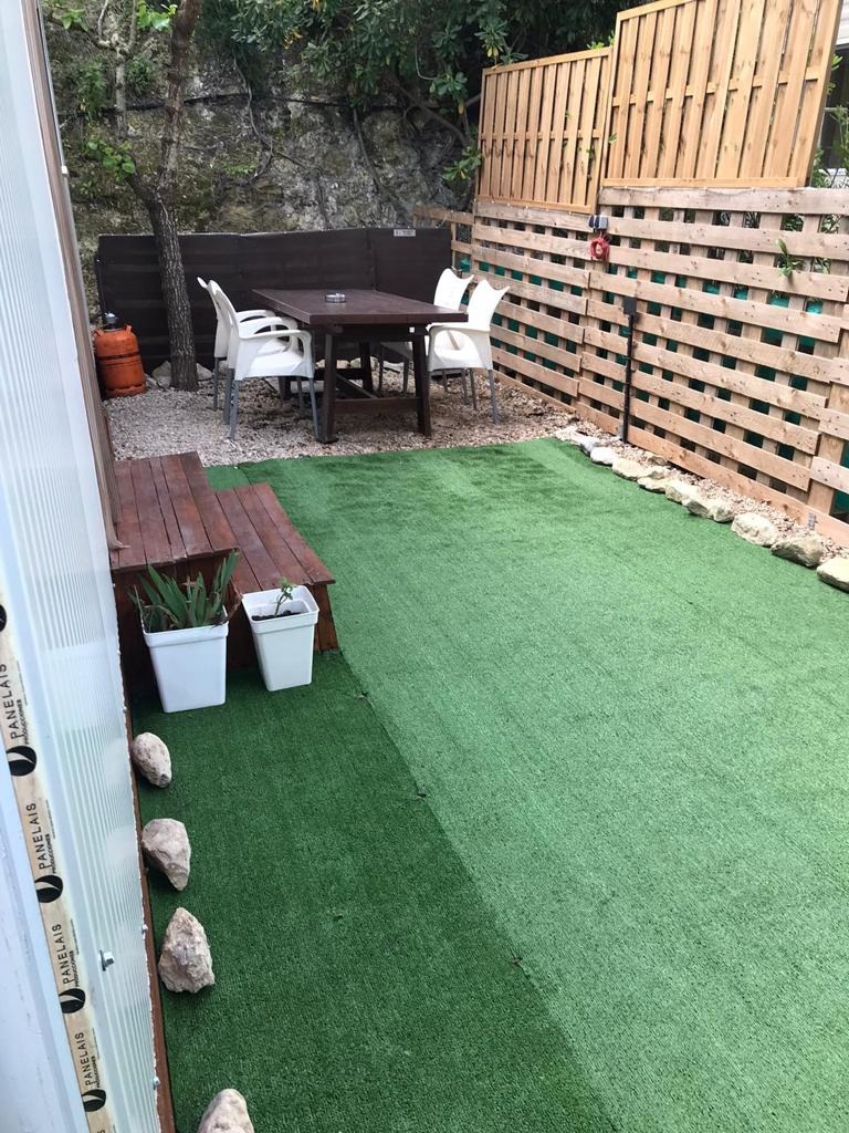 Jardín privado con mesa para 4 y césped