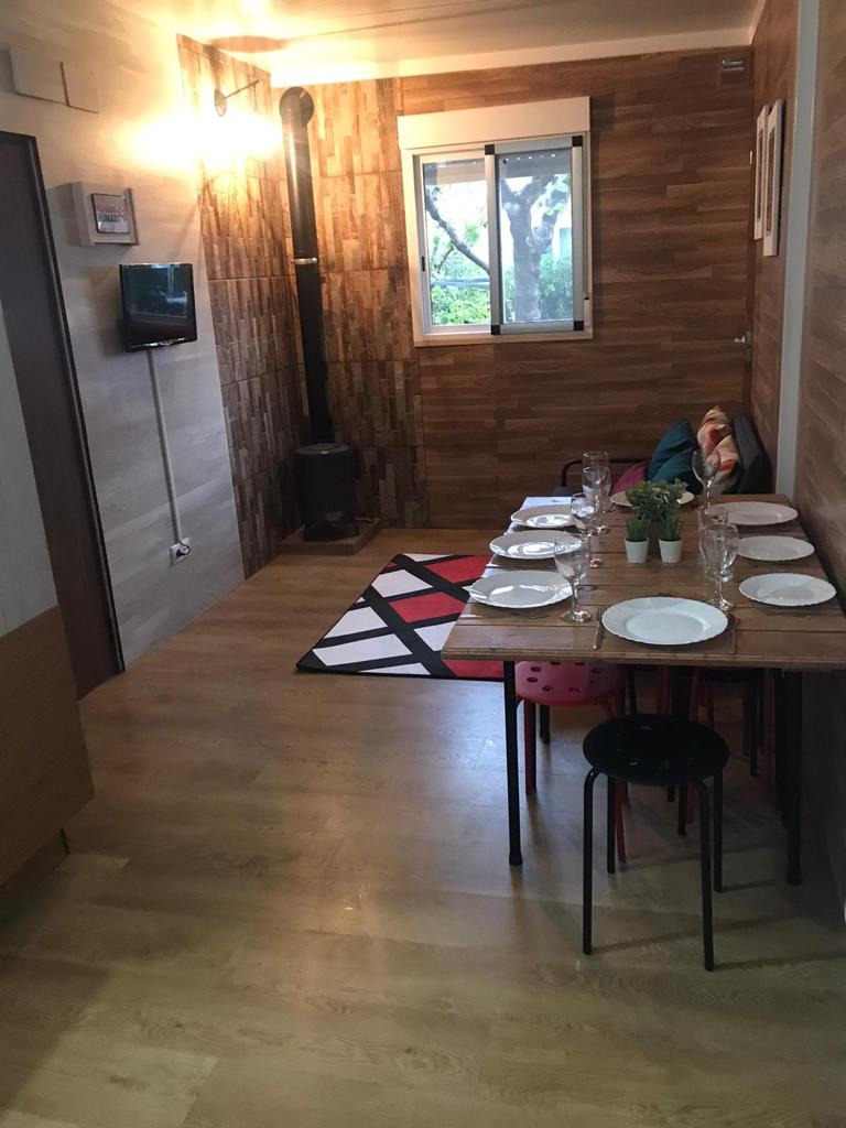 Comedor de madera con TV y estufa