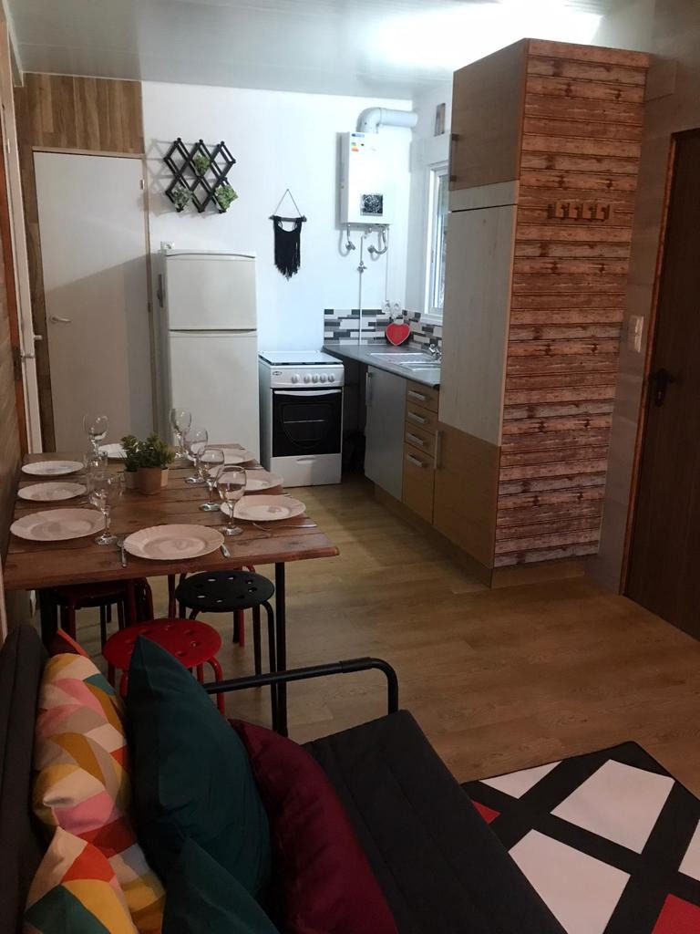 Cocina amplia con horno y comedor para grupo
